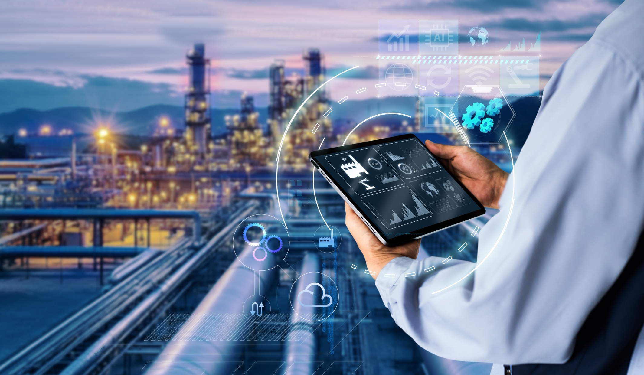 SEO für die Industrie- Ein Mann hält Tablette auf