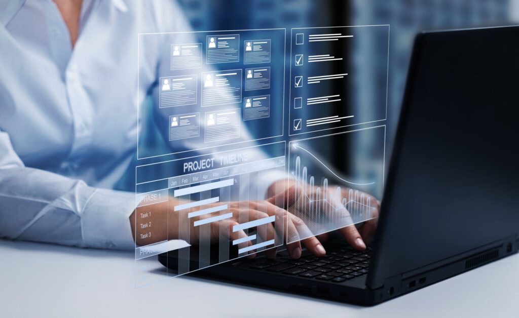 Web Marketing- Eine Frau neben Computer
