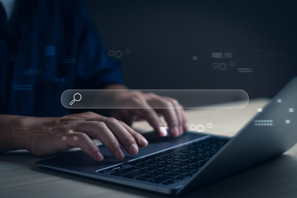 Kosten SEO - Ein Mann und Laptop