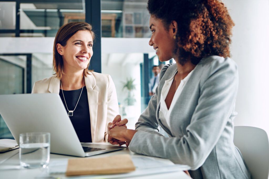 Online Marketing Berater - Zwei Frauen sitzen