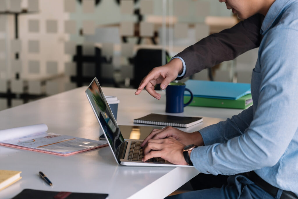 SEO Texter - Ein Mann schreibt SEO