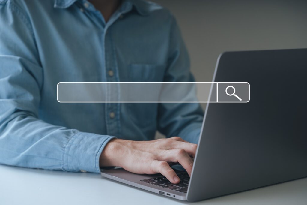 Suchbegriffe - der Mann arbeitet am Computer