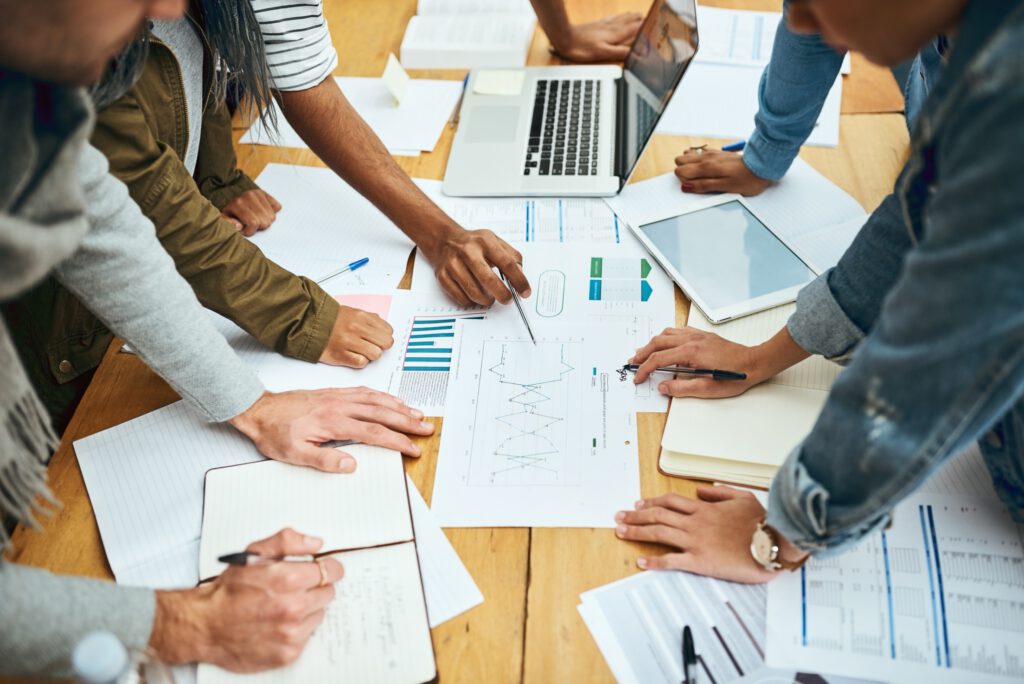 SEO Dienstleistung - Kollegen besprechen das Projekt