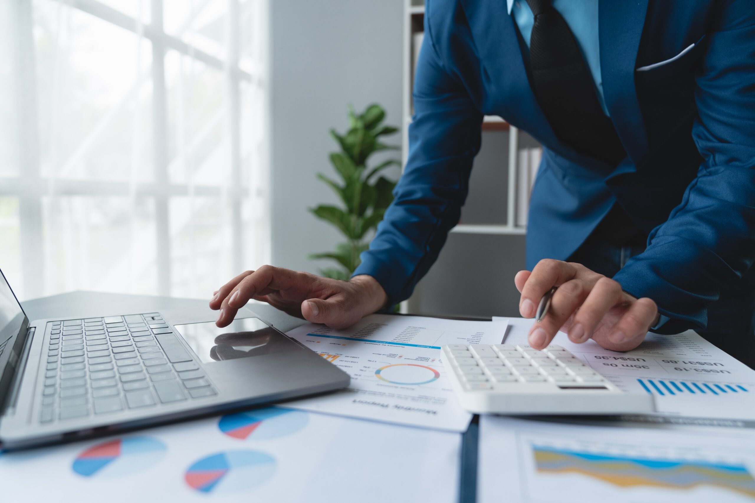 Der Mann analysiert SEO Informationen