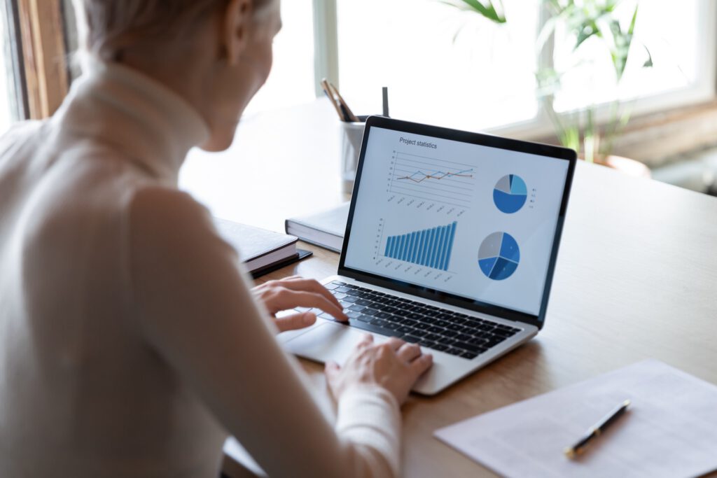 SEO Dienstleistung - Die Frau führt eine SEO-Analyse durch