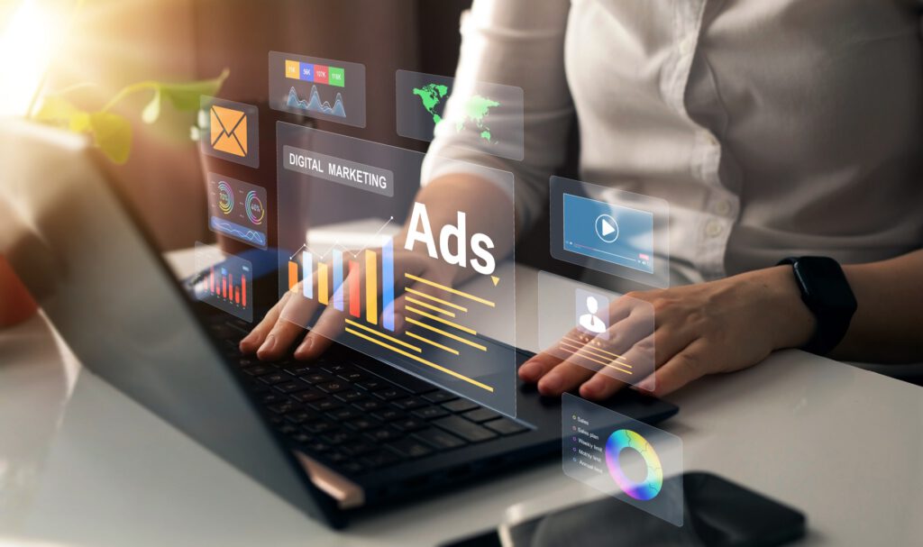 Kosten SEO Optimierung - Eine Frau mit Computer