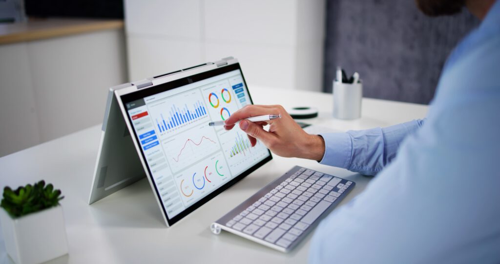 Ein Mann analysiert SEO