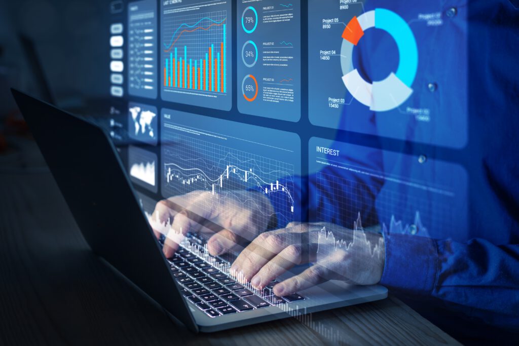 Person macht an einem Laptop Local SEO