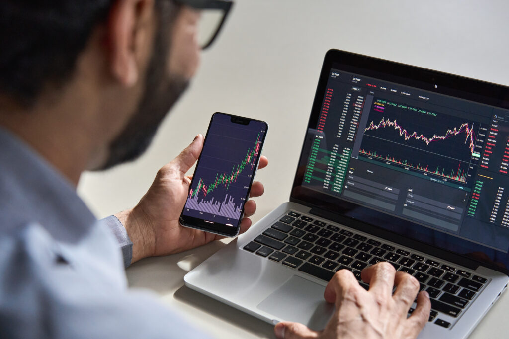 Person schaut sich Statistiken für Local SEO an