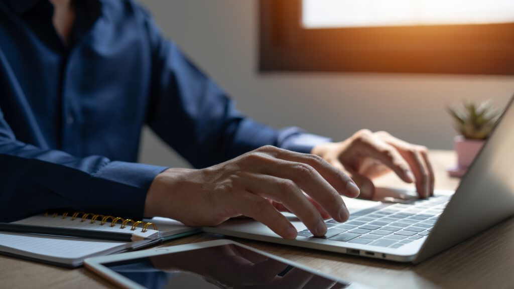 local SEO - Mann schreibt auf Laptop