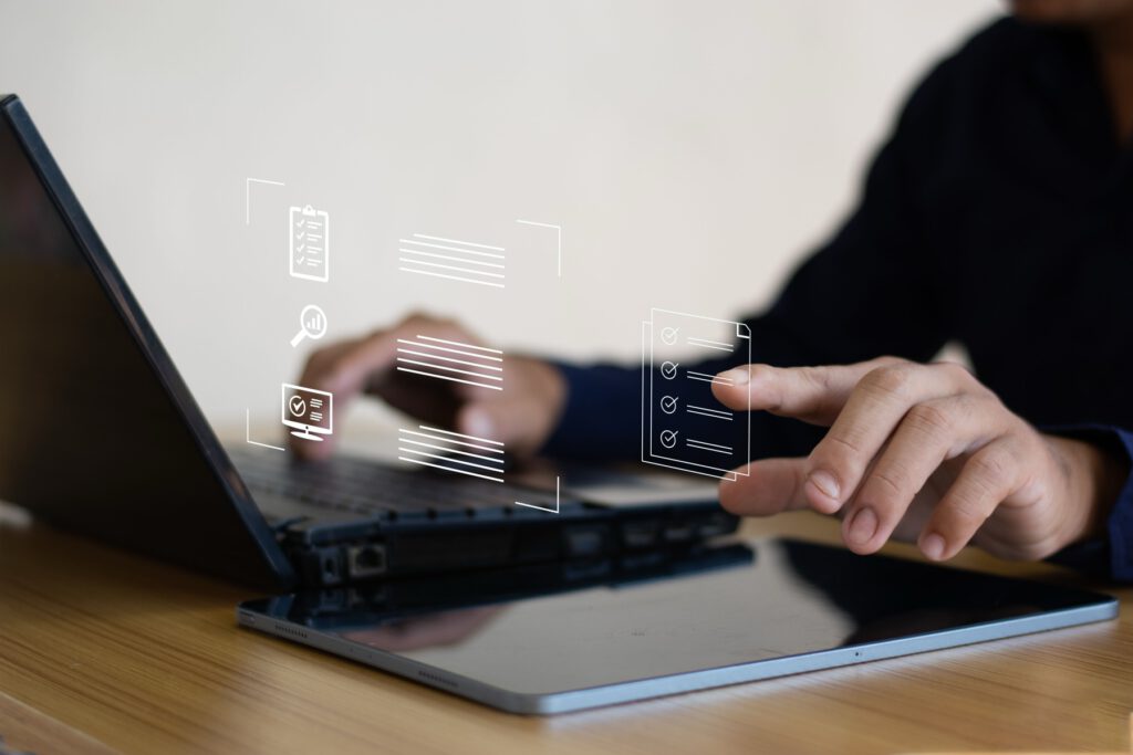 Webseite für Zahnarztpraxis - Ein Mann mit Computer