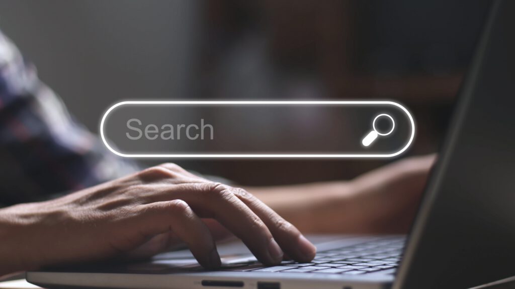 Google Core Update August 2025 - Ein Mann suchen