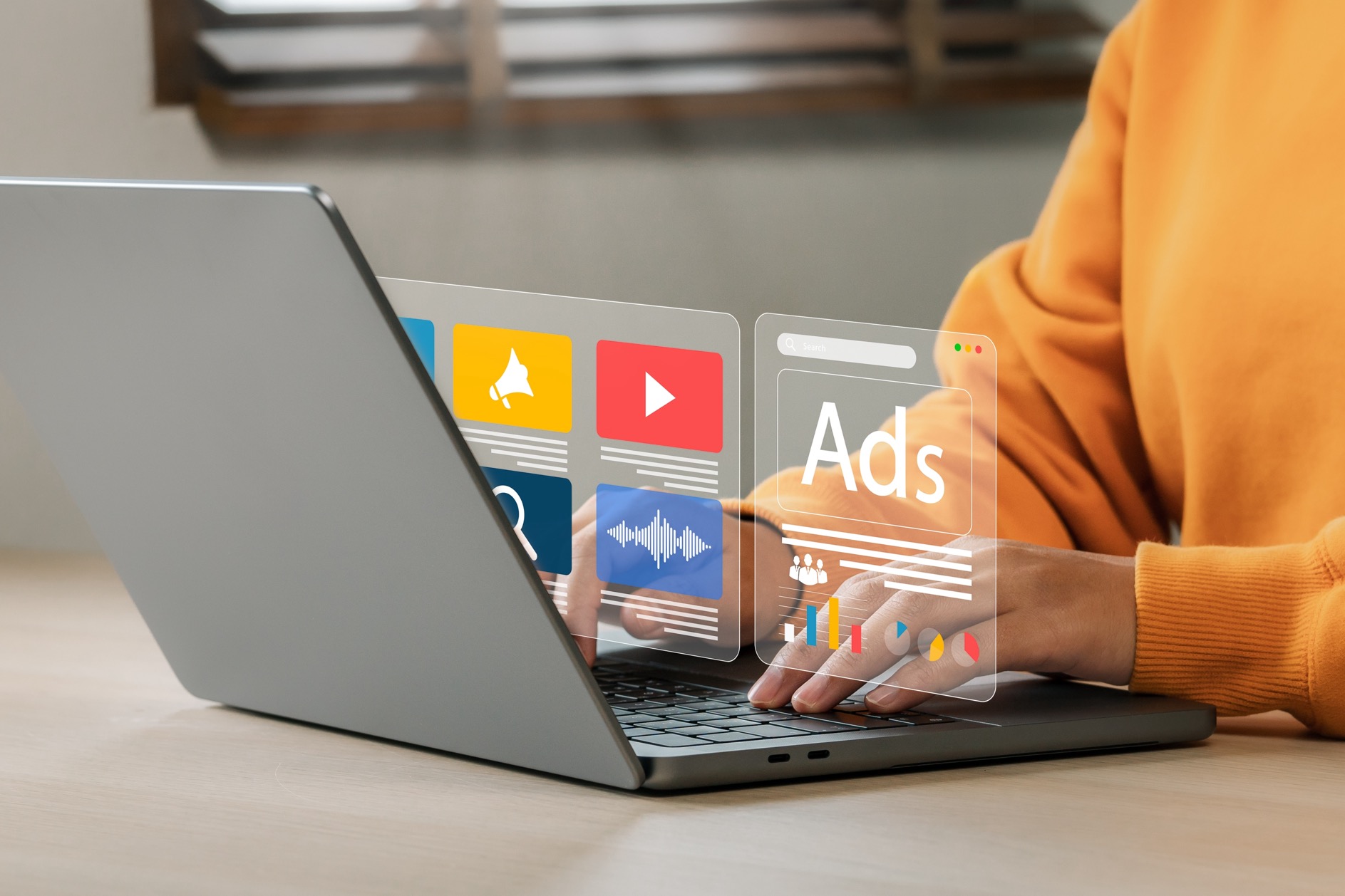 Google Core Update August 2025 - Eine Frau arbeitet