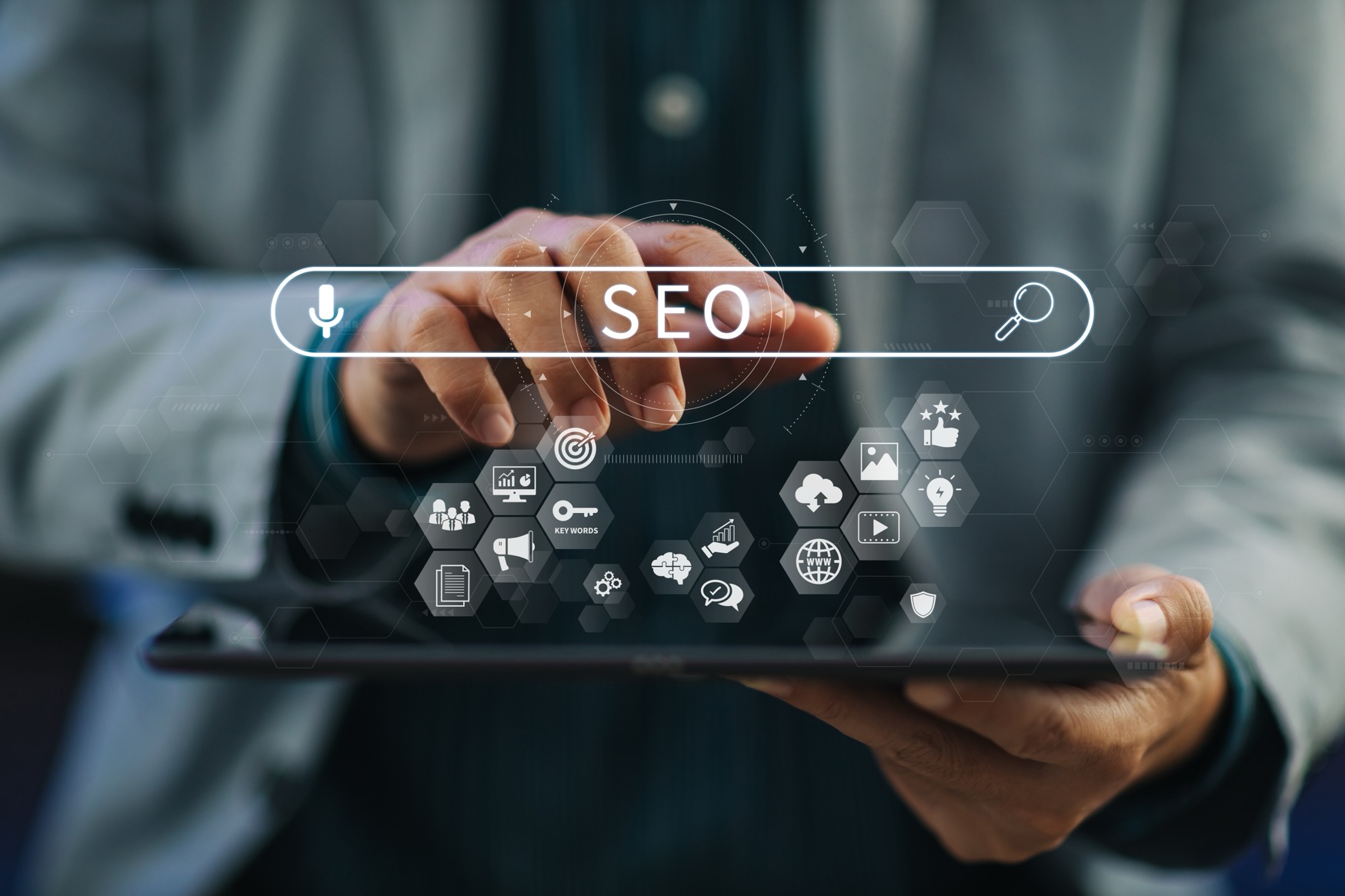 Ein Mann hält Tablette mit SEO