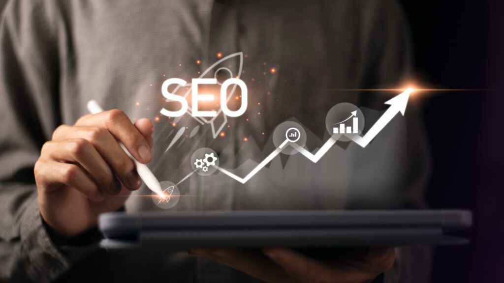 SEO für kleine Unternehmen - Ein Mann mit Tablet