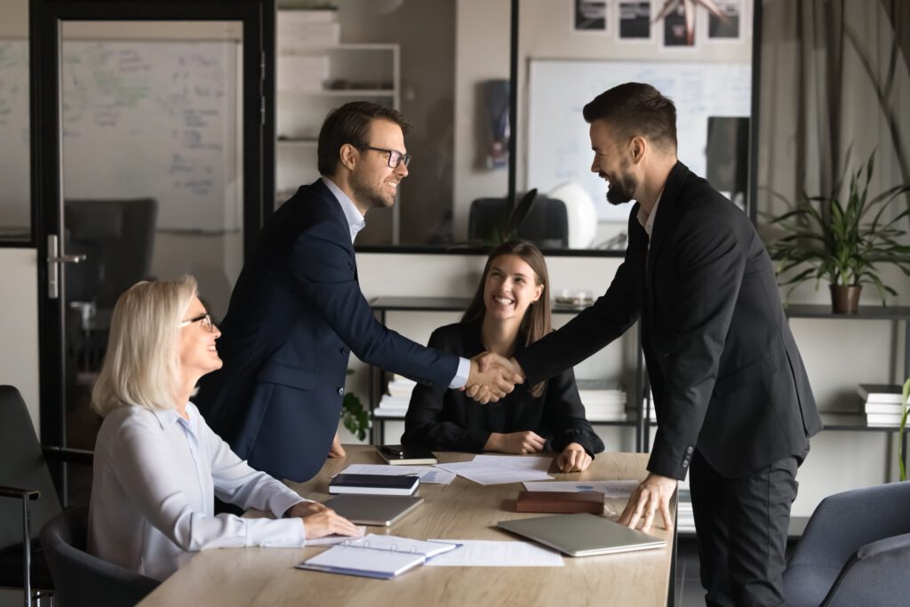 SEO für Maler- zwei Personen haben einen Deal