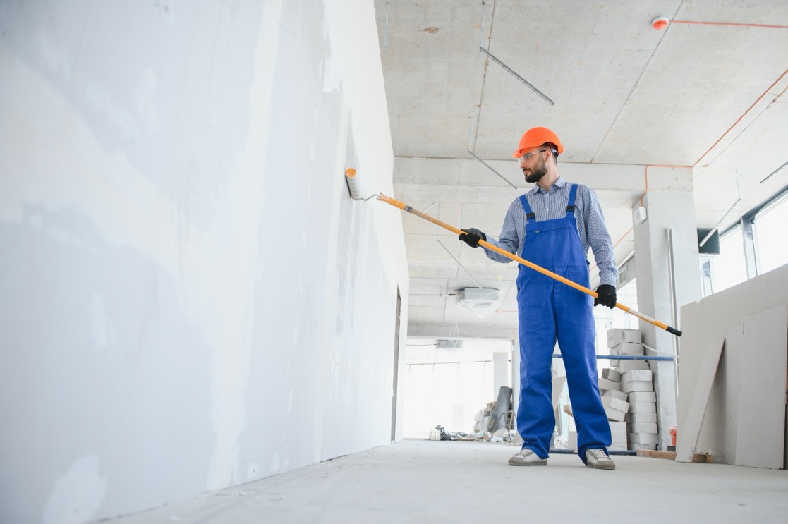 SEO für Maler- ein Maler malt eine Wand an