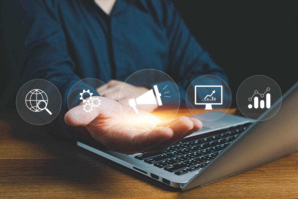 Der Mann hält Symbole