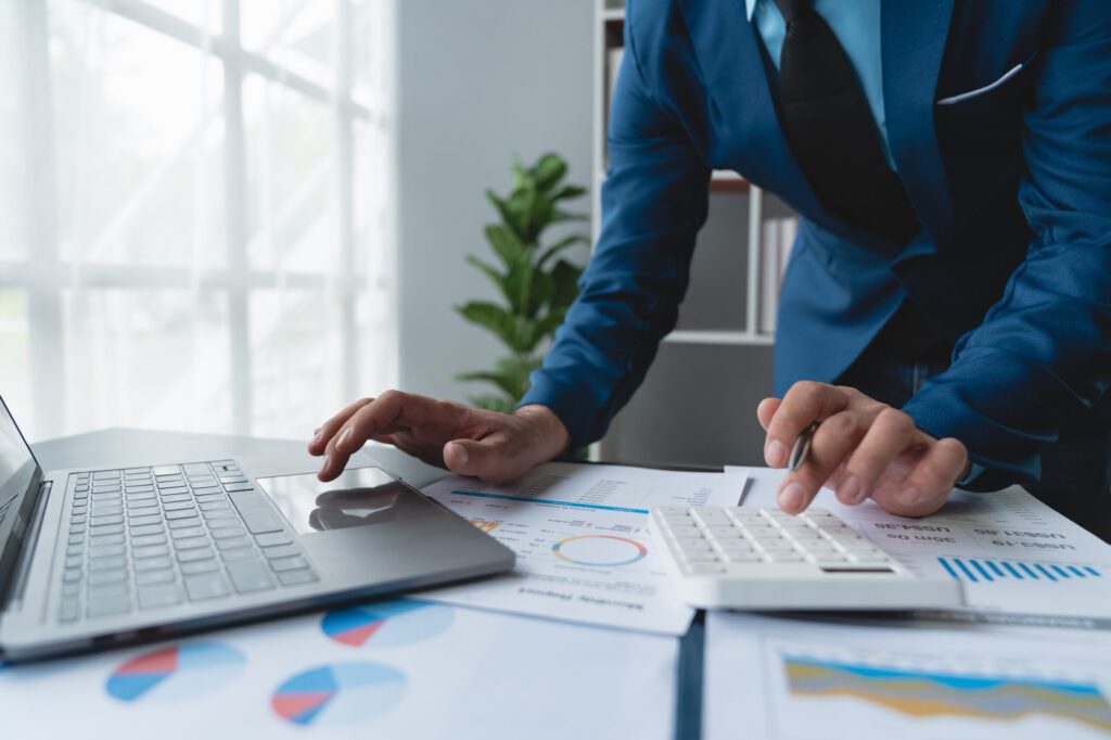 Der Mann analysiert Agentur